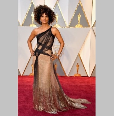 Halle Berry a publicat pe Instagram un videoclip care o prezintă în timp ce îşi scoate rochia de la gala Oscar