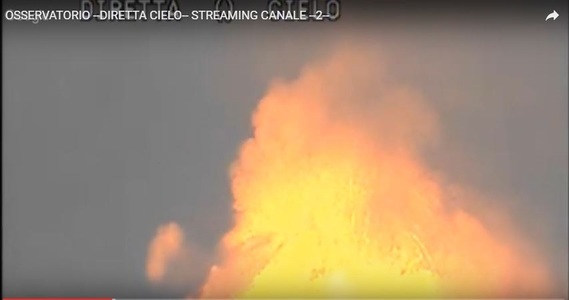 Vulcanul Etna din Sicilia a început să erupă, luni seară. VIDEO
