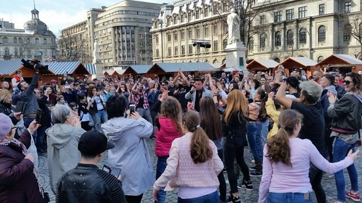 Monica Anghel, Marcel Pavel, Luminiţa Anghel şi Adrian Enache, protagoniştii flashmob-ului Eurovision de la Universitate - FOTO