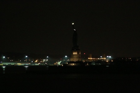 Statuia Libertăţii, cufundată în beznă marţi seară, în urma unei pene de electricitate