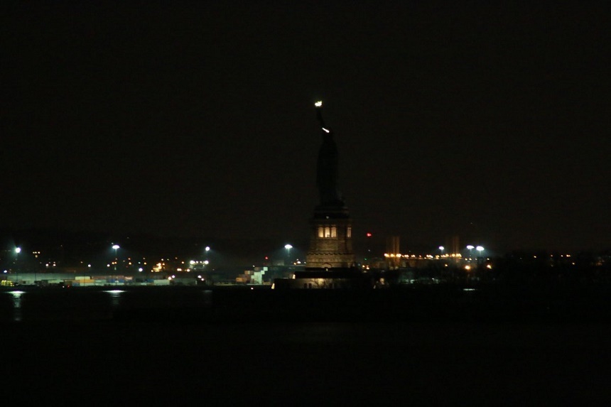 Statuia Libertăţii, cufundată în beznă marţi seară, în urma unei pene de electricitate