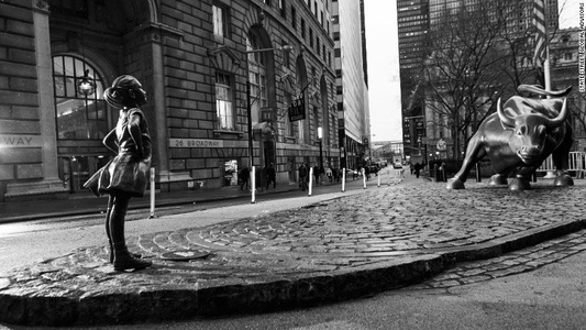 O statuie din bronz, reprezentând o fetiţă neînfricată, a fost amplasată în faţa taurului-simbol de pe Wall Street