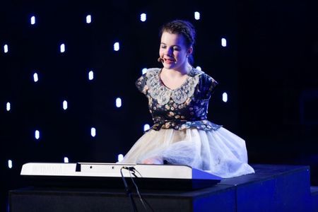 Lorelai Moşneguţu, o adolescentă fără mâini, trimisă în semifinala "Românii au talent" de Mihaela Rădulescu. VIDEO