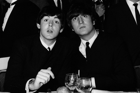Un film realizat de poliţia din Liverpool în 1958 ar putea fi captat primele imagini cu John Lennon şi Paul McCartney. VIDEO