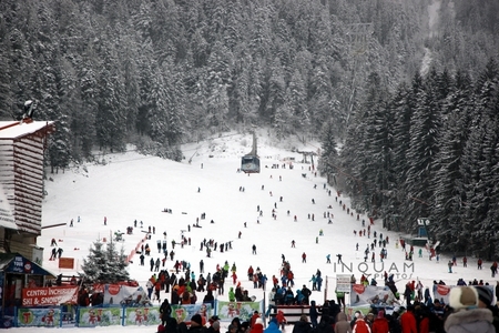 Sezonul de schi din Poiana Braşov, încheiat cu o petrecere tradiţională cu viţel la proţap