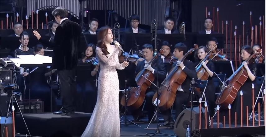 O soprană chineză a interpretat ”Diva Dance”, o celebră secvenţă muzicală din filmul ”Al cincilea element”. VIDEO