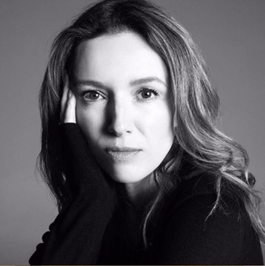 Clare Waight Keller este noul director artistic al casei de modă Givenchy