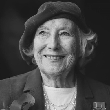 Vera Lynn a devenit vineri cel mai vârstnic artist din istorie care a lansat un album muzical