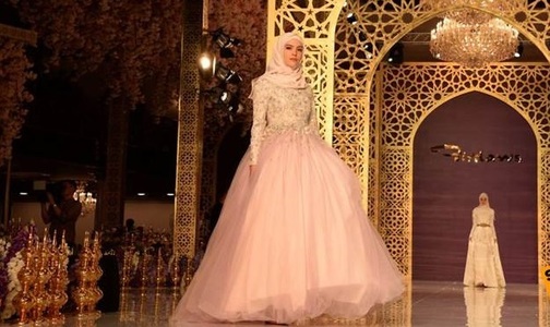 Fiica preşedintelui cecen şi-a prezentat prima colecţie de modă într-un palat din Moscova