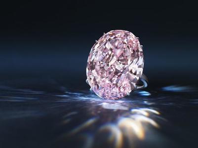 Diamantul ”The Pink Star”, estimat la 60 de milioane de dolari, scos la licitaţie pe 4 aprilie