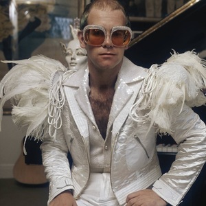 Elton John îşi dedică ziua de naştere şi cele cinci decenii de colaborare cu partenerul său muzical Bernie Taupin printr-o gală de strângere de fonduri, la Los Angeles - VIDEO