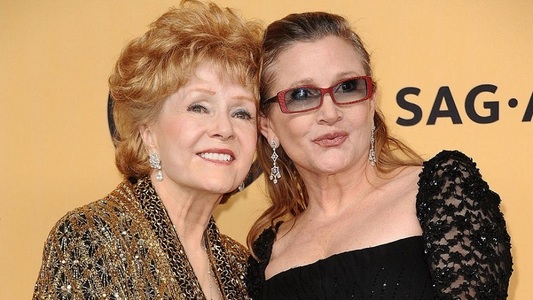 Staruri şi fani s-au adunat sâmbătă, la Los Angeles, pentru a aduce un omagiu actriţelor Carrie Fischer şi Debbie Reynolds