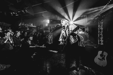 Glen Matlock, fost basist al grupului Sex Pistols, va lansa un album cu piese punk transformate în arii de operă. VIDEO