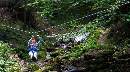 Tiroliana de la Canionul 7 Scări, cea mai lungă din ţară, a fost redeschisă pentru turişti - VIDEO