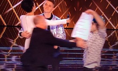 Finala emisiunii ”The Voice” din Marea Britanie, întreruptă de pătrunderea pe scenă a unui bărbat necunoscut