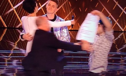 Finala emisiunii ”The Voice” din Marea Britanie, întreruptă de pătrunderea pe scenă a unui bărbat necunoscut