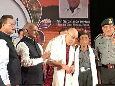 Dalai Lama s-a întâlnit cu unul dintre soldaţii indieni care l-au ajutat să evadeze din Tibet în 1959