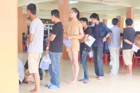 Transsexualii din Thailanda sunt obligaţi să stea la cozi uriaşe, purtând rochii şi machiaj, în timpul procedurii de recrutare în armata acestei ţări