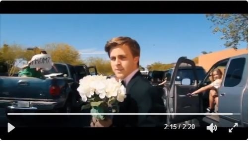 Un licean a recreat o scenă din ”La La Land” pentru a-i cere actriţei Emma Stone să îl însoţească la balul de absolvire. VIDEO