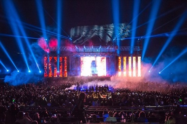 Jean-Michel Jarre a susţinut un concert spectaculos pe ţărmul Mării Moarte, joi seară, în ciuda unei furtuni de nisip. VIDEO