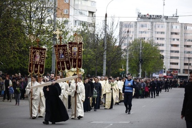 Aproximativ 1.500 de persoane au participat, sâmbătă după-amiază, la  procesiunea de Florii organizată la Buzău - FOTO