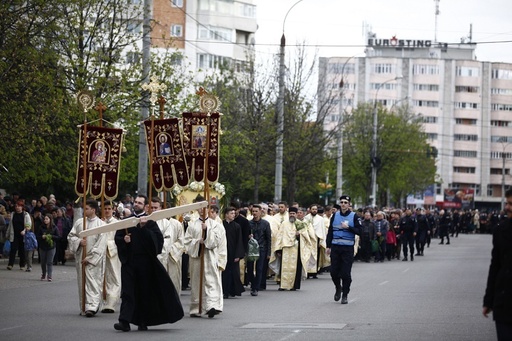 Aproximativ 1.500 de persoane au participat, sâmbătă după-amiază, la  procesiunea de Florii organizată la Buzău - FOTO