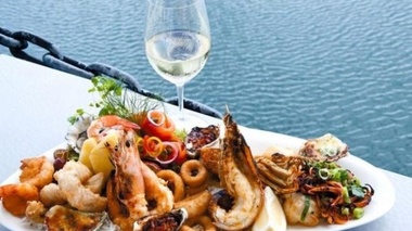 Un rapper australian a sărit în ocean pentru a evita să achite nota de plată dintr-un restaurant