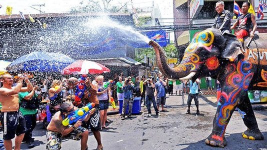 Elefanţii din Thailanda i-au stropit cu apă pe turişti, pentru a alunga ghinionul, în cadrul unui festival tradiţional
