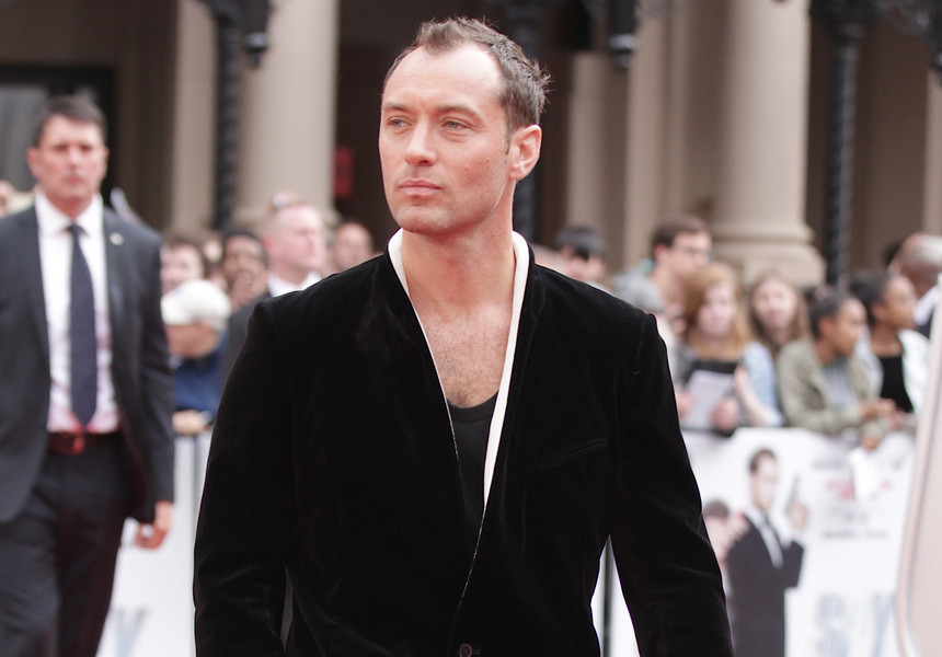 Jude Law îl va interpreta pe vrăjitorul Albus Dumbledore în filmul ”Fantastic Beasts and Where to Find Them 2”