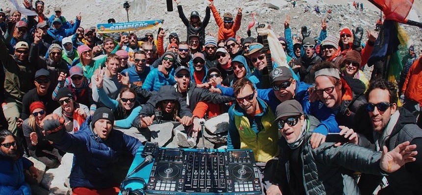 DJ Paul Oakenfold a mixat pe Everest, într-un eveniment caritabil
