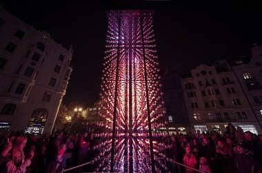 Spotlight 2017: Palatul CEC, luminat de şapte proiectoare laser, o instalaţie de 3.300 de LED-uri şi un Fiat-acvariu luminos/ FOTO