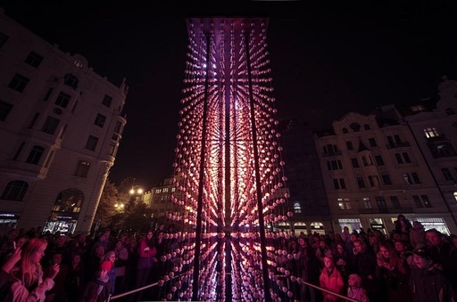 Spotlight 2017: Palatul CEC, luminat de şapte proiectoare laser, o instalaţie de 3.300 de LED-uri şi un Fiat-acvariu luminos/ FOTO