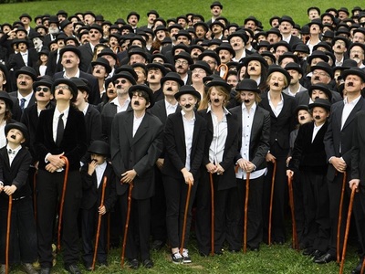 Record: 662 de imitatori ai lui Charlie Chaplin s-au adunat la muzeul din Elveţia dedicat cineastului