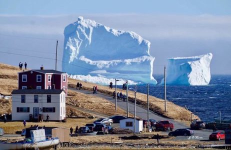 Aleea Aisbergurilor: Newfoundland, noua atracţie turistică a Canadei. Un aisberg uriaş şi-a făcut apariţia, de Paşte, în largul acestei provincii