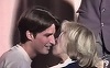 Fotografii care îl prezintă pe Emmanuel Macron la vârsta de 15 de ani în timp ce o săruta pe obraz pe profesoara care i-a devenit soţie, publicate în Daily Mail