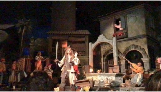 Johnny Depp, deghizat în piratul Jack Sparrow, a vizitat parcul Disneyland din California. VIDEO