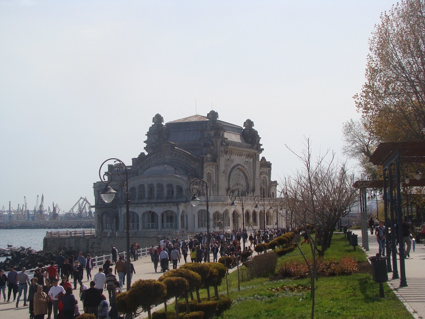 Mii de turişti şi constănţeni s-au plimbat pe promenada din Mamaia şi în zona istorică a Constanţei; mulţi au stat la plajă - FOTO