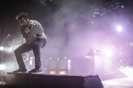 Solistul trupei americane Deftones şi-a fracturat piciorul în timpul unui concert susţinut în Belgia. VIDEO