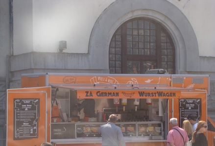 Festival de street-food în Constanţa, unde oamenii pot cumpăra timp de patru zile burgeri, hot-dogs, tacos sau paste - FOTO