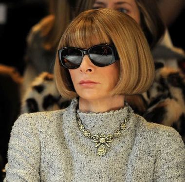 Anna Wintour, editorul-şef al revistei americane Vogue, decorată de regina Elizabeth a II-a, la Palatul Buckingham