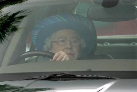 Regina Elizabeth a II-a, fotografiată la volan în timp ce se întorcea de la biserică