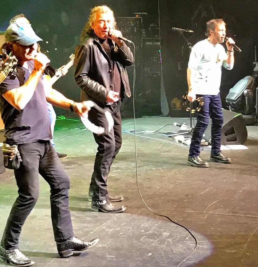Brian Johnson, fost solist al AC/DC, a revenit pe scenă la un concert Paul Rodgers, alături de Robert Plant. VIDEO