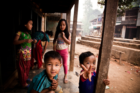 Campania “Bucurie pentru Nepal”, lansată de Alex Găvan: Construcţia primelor două şcoli a fost finalizată. Din banii donaţi de români a început construcţia celei de-a treia şcoli