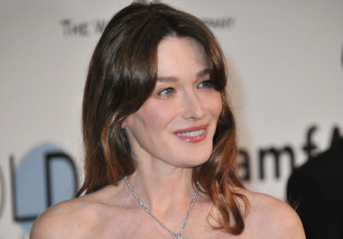 Carla Bruni revine în activitatea muzicală cu un album de coveruri ce va fi lansat în toamna acestui an