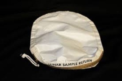 Un sac utilizat în misiunea lunară Apollo 11, estimat la 4 milioane de dolari, scos la licitaţie