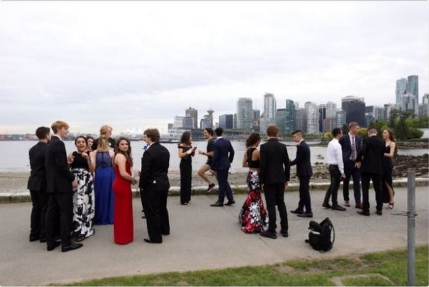 ”Bombă fotografică”: Prim-ministrul Canadei, surprins în ţinută de jogging în fotografia de absolvire a unui grup de liceeni