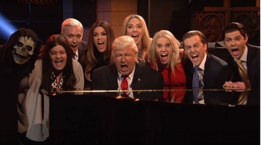 Alec Baldwin, Scarlett Johansson şi ”echipa Trump” au interpretat un cover al unui cântec de Leonard Cohen, ”Hallelujah”, în emisiunea ”Saturday Night Live”. VIDEO