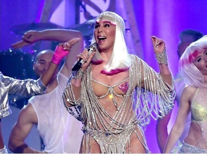 Cântăreaţa Cher, în vârstă de 71 de ani, a impresionat la gala Billboard Music Awards 2017, cu o ţinută vestimentară extrem de sumară şi de îndrăzneaţă. VIDEO