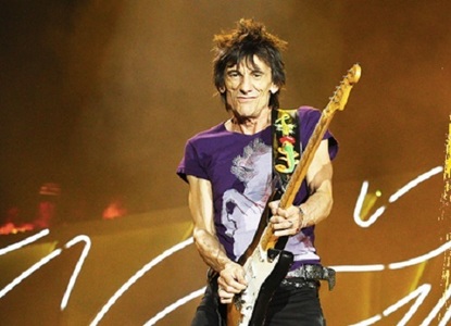 Ronnie Wood, chitaristul trupei The Rolling Stones, a suferit o operaţie din cauza unei leziuni pulmonare