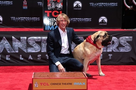 Michael Bay şi câinele lui şi-au lăsat amprentele în cimentul de la Hollywood